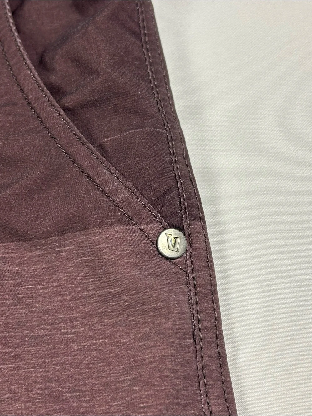 Vuori Banks Hybrid Athletic Shorts Colorblock Burgundy / Brown Men's Size Medium